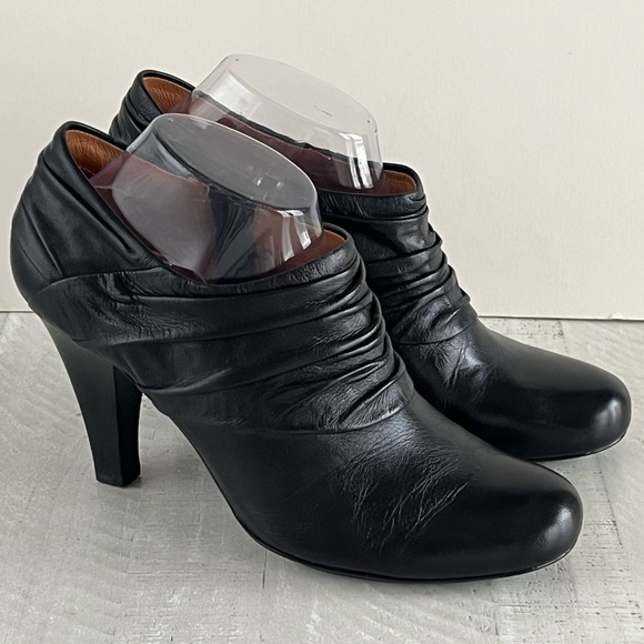 Sofft Brand Women’s Soft Black Ruched Leather High healed bootie in size 9.5 - Picture 1 of 15